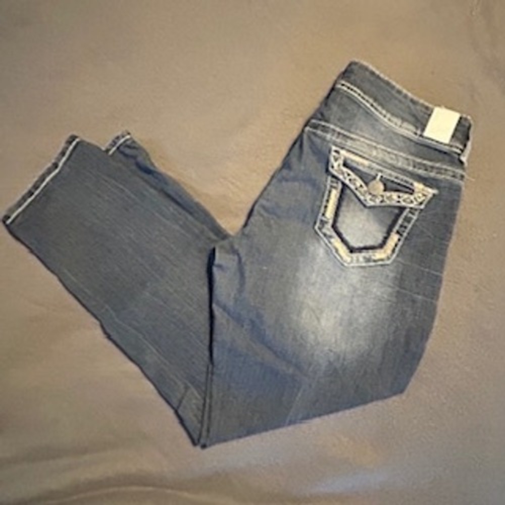 Maurices Jeans Distressed Cropped Medium Wash Embroidered Flap Pockets Size 9/10